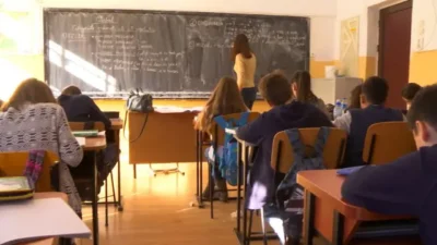 Scandal monstru la un liceu de elită! Ce le-a făcut o profesoară elevilor cu un briceag, scuza e halucinantă