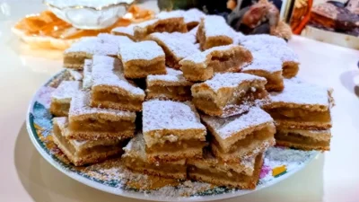 Prăjitura de post care se topește în gură. Rețeta simplă cu mere și nuci e gata în 30 de minute