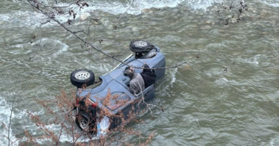 Un preot și o măicuță au plonjat cu mașina în Jiu! Ce au găsit salvatorii când au ajuns la fața locului