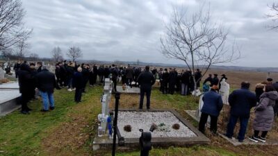 Lacrimi și durere la înmormântarea Mălinei Guler. Mama jurnalistei a participat prin video-call la ceremonie
