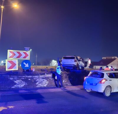 Scene de groază în Timiș! O mașină a zburat direct pe un sens giratoriu, lângă autostradă. Cine se afla în autoturism