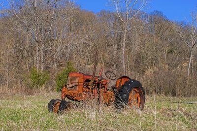 Un tractorist beat a făcut prăpăd în a doua zi de Crăciun! A distrus 4 mașini dintr-o lovitură, ce au găsit agenții