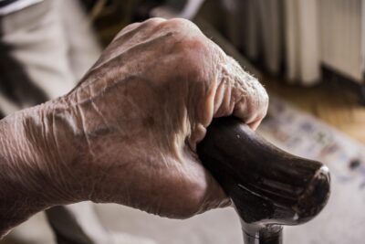 ȘOC pentru ROMÂNI! Copiii, OBLIGAȚI PRIN LEGE să aibă grijă de PĂRINȚI!  Puțini știau asta – vezi ce riști dacă nu respecți legea!