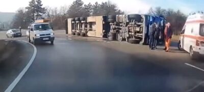 Haos pe E81 după ce un TIR cu 200 de porci s-a răsturnat. Ce s-a întâmplat cu animalele și șoferul