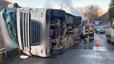 ACUM! COȘMAR PE AUTOSTRADĂ: TIR RĂSTURNAT, trafic BLOCAT TOTAL – șoferii NU MAI ÎNAINTEAZĂ!