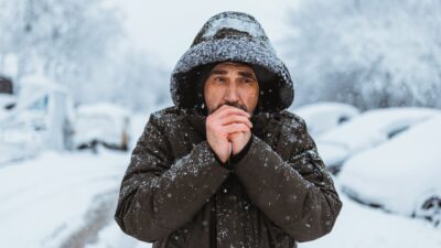 De ce tremuri, de fapt, când nu e frig. Adevăratul motiv, medicii au explicat ce boală poate ascunde
