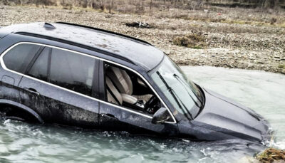 A FUGIT ca-n FILME de poliție, apoi s-a aruncat cu mașina în RÂU!  Detaliul ASCUNS descoperit în pădure de agenți i-a ȘOCAT pe toți!