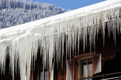 Greșeala care te costă scump iarna asta. Ce amendă primești pe loc dacă nu cureți țurțurii de la geam
