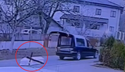 Imagini ireale în Periș! O mașină de pompe funebre a pierdut sicriul în mijlocul străzii