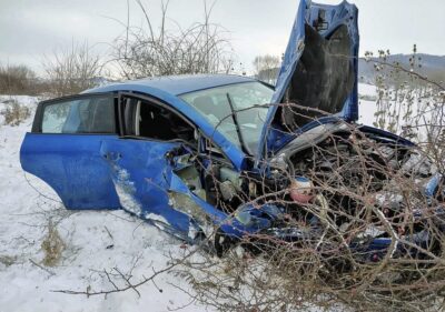 Accident teribil la ieșirea din Teaca! O fetiță de doi ani și părinții ei au ajuns la spital după impactul cu un tractor