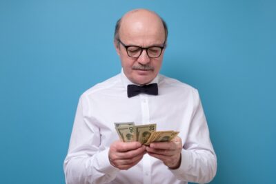 Românii care primesc o avere la pensie! Suma uriașă care intră direct pe card, anunțul momentului despre bani