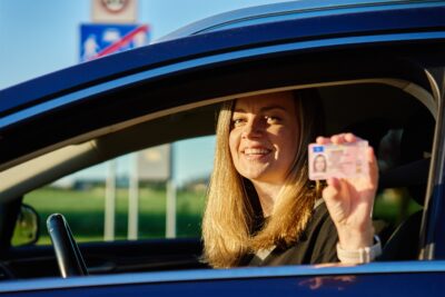Cine sunt românii care fac școala de șoferi pe gratis din 2026. Anunțul oficial pentru tineri