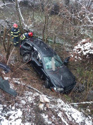 Accident grav pe DN7! O mașină s-a răsturnat la Călinești. Desfășurare de forțe la fața locului
