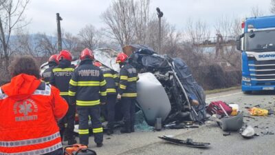 IMPACT DEVASTATOR pe DN6! A intrat frontal într-un TIR. Șoferul e scos dintre fiare, trafic paralizat total