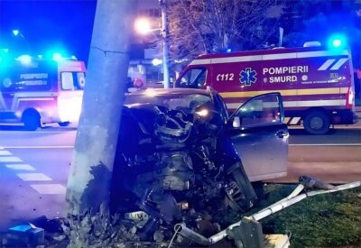 Accident de coșmar la „Semilună”! Șofer intubat pe loc după ce a fost scos dintre fiare. A spulberat un stâlp