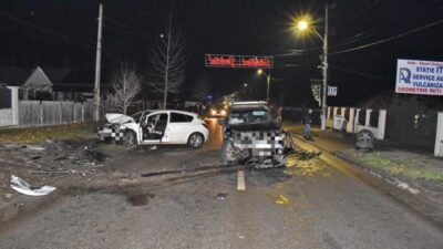 Impact devastator între trei mașini! Șase persoane, inclusiv copii, au ajuns de urgență la spital