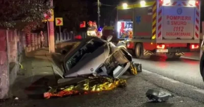 Clipe de groază pe Dealu Negru! Un tânăr de 23 de ani a adormit la volan și s-a izbit violent de un cap de pod