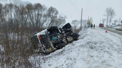 Pericol uriaș pe șosea! O cisternă plină cu 34 de tone de combustibil s-a răsturnat într-o clipă