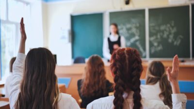 Banii intră pe carduri pe 20 noiembrie! Anunțul momentului pentru toți elevii din România despre burse