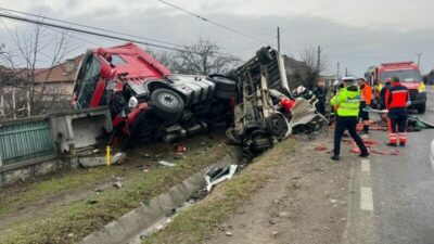 Imagini de groază! Un TIR a spulberat o casă și s-a oprit înăuntru. Pompierii l-au scos pe șofer dintre fiare