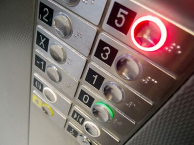 De ce există oglinzi în lift, de fapt. Motivul real nu e să te aranjezi, explicația e neașteptată!