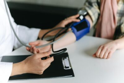 Decizia momentului luată de Bolojan. Medicii de familie pierd bani grei dacă nu fac asta