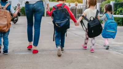 Bani de la stat și zile libere pentru acești români. Legea e clară, cine poate sta acasă cu copiii