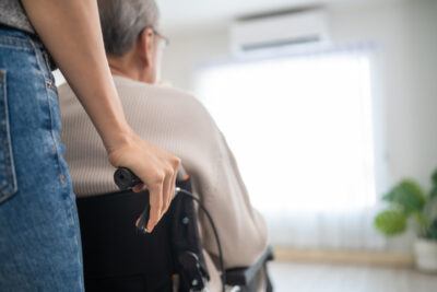 Câți bani primesc românii cu handicap în 2025. Sumele exacte și cine poate încasa peste 2.500 de lei lunar