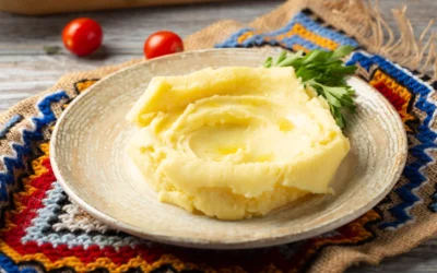 Ingredientul banal care face piureul pufos zile întregi. Nu se întărește în frigider, e secretul șefilor!