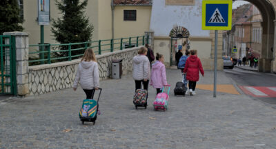 Banii pe care îi pierd toți copiii din România în 2026. Decizia luată de premierul Ilie Bolojan