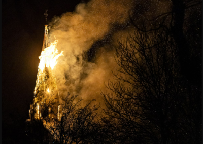 Dezastru de Revelion! O biserică celebră a ars complet, iar turnul s-a prăbușit. Zeci de oameni au fugit din case