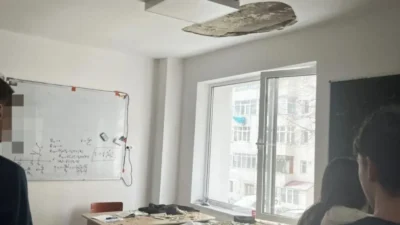 COȘMAR LA ORE! Tavanul s-a prăbușit peste elevi într-un liceu de elită proaspăt renovat. Au scăpat ca prin minune