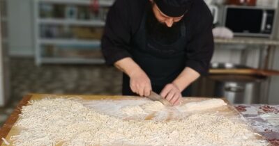 Ce pune călugărul Efrem în tăieței. Ingredientul banal care schimbă tot gustul, rețeta de la Dervent e divină