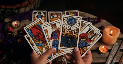 Horoscop 8 februarie. Zodia care primește o lovitură dură. Lorina a tras cartea „Turnul”, se schimbă totul!