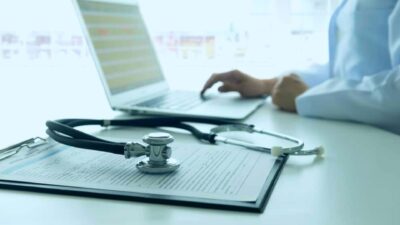 Lovitură pentru angajați! Prima zi de concediu medical nu se mai plătește. Cine pierde bani din 2026