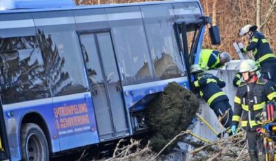Tragedie înfiorătoare! O fetiță de 13 ani a murit pe loc, aruncată prin geamul autobuzului. Ce a pățit șoferul