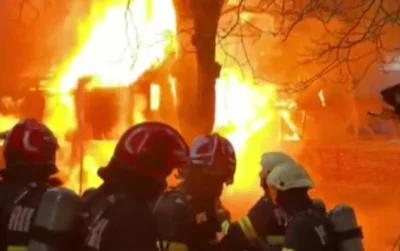 Iadul s-a dezlănțuit lângă blocuri! Flăcări uriașe la câțiva metri de case. De la ce a pornit totul