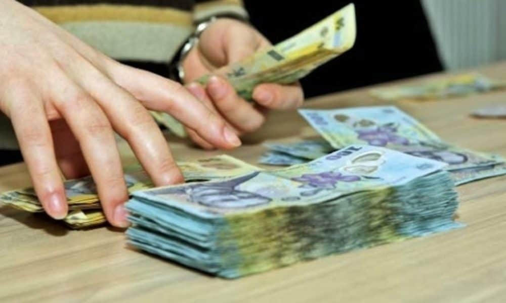 Veste uriașă pentru pensionari! Cine primește 500 de lei în plus din iunie, deși banii vin cu întârziere pe card și poștă