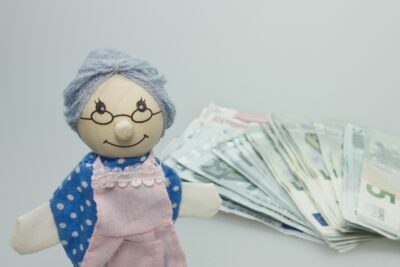 Bani pentru pensionari! Cine primește 1.000 de lei ajutor de la stat. Se dau în două tranșe, lista beneficiarilor