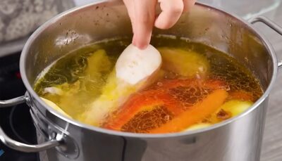 Ingredientul banal care distruge supa de pui. Nu îl mai pune în oală, bucătarii spun că e o greșeală majoră