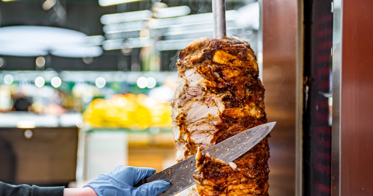 A plătit 1.700 de euro pentru un kebab! Suma ireală încasată de un vânzător de pe plajă de la un turist neatent