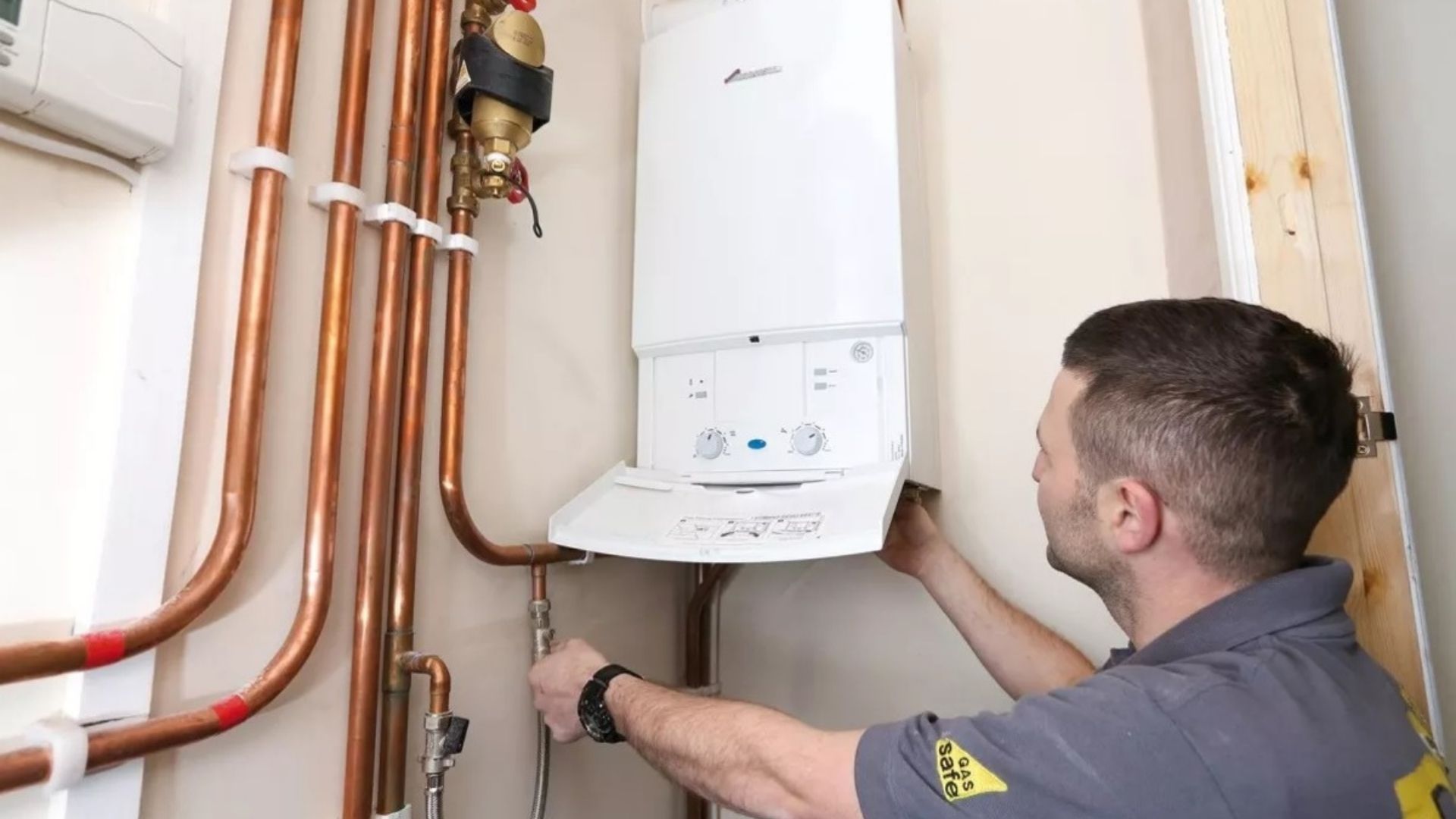 Lovitură totală pentru românii de la bloc! Orașele unde nu mai ai voie să îți pui centrală proprie de apartament