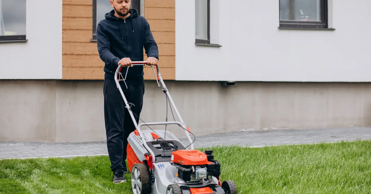 Greșeala uriașă pe care o fac mulți români: Când se tunde iarba, de fapt, ca să nu se usuce. Secretul pentru un gazon verde