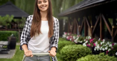 Nu le mai smulge! Buruienile pe care e interzis să le scoți din grădină. Secretul uluitor pentru un sol fertil