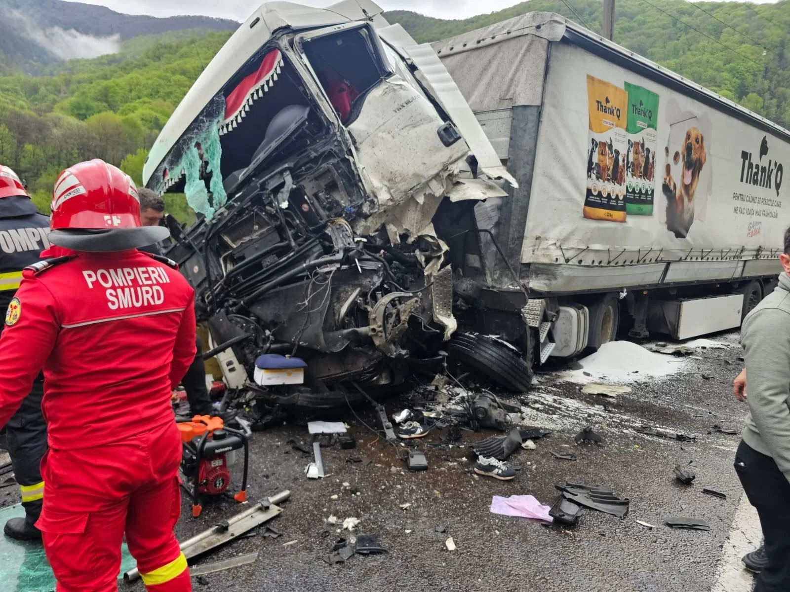 Haos pe DN7! Două autotrenuri s-au izbit violent la Brezoi: Un șofer a rămas blocat între…