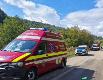 Impact violent pe DN 69! O femeie a ajuns la spital după ce mașina i-a fost proiectată direct într-un …