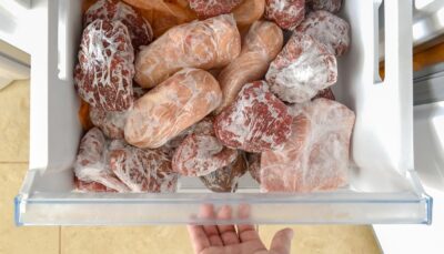Greșeala pe care mulți români o fac cu carnea de miel la congelator! Cât timp poate fi păstrată, de fapt