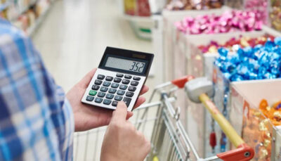 Suma uriașă pe care trebuie să o scoți din buzunar ca să trăiești în 2026. Cât a ajuns să coste mâncarea pentru o lună!