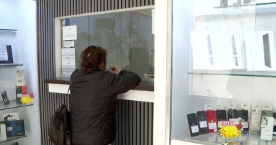 Ce a ajuns să amaneteze o bătrână de 92 de ani ca să aibă bani de Paște! Românii își dau și aparatele de ras pe bani puțini