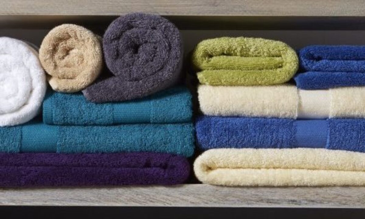 Adaugă asta în mașina de spălat și scapi de mirosul de umezeală din prosoape! Trucul genial care face minuni instant